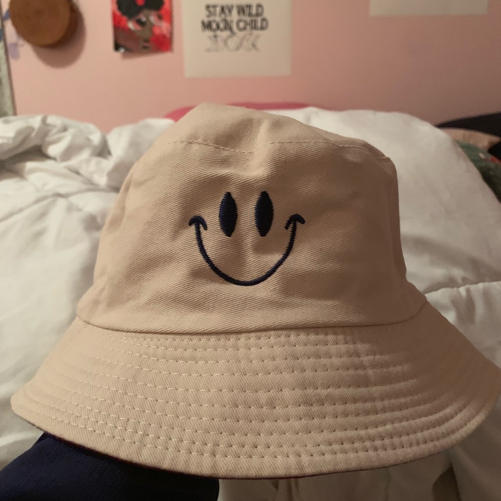 Reversible bucket hat